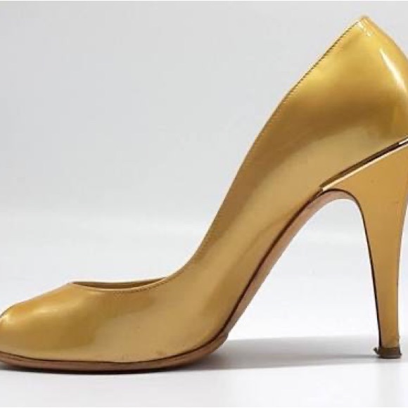 Chanel patent leather cc heel with Chanel logo on back. size 38 1/2 - Picture 6 of 6